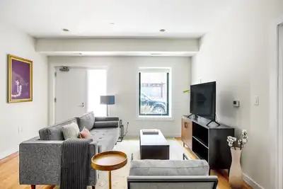 Image de Spacious Fenway 2br w/Gym, steps from Fenway Park, by Blueground