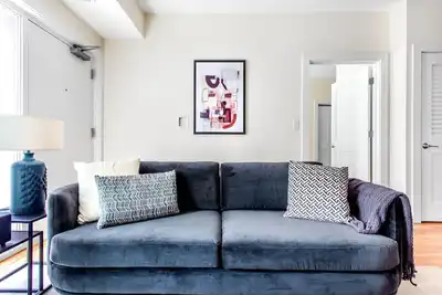 Image de Spacious Fenway 2br w/Gym, steps from Fenway Park, by Blueground