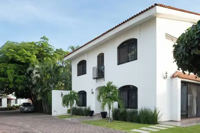 Image de 3-bedroom house in serene Colima with cool Ac in the bedrooms.