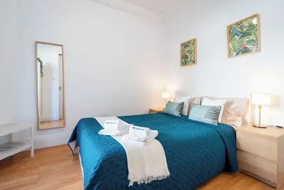 Image de Host Wise - Roomy Restful Apartment w/ Balcony