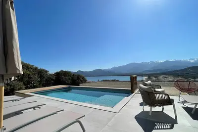 Image de Belle villa avec piscine chauffée et une vue à couper le souffle sur la baie.