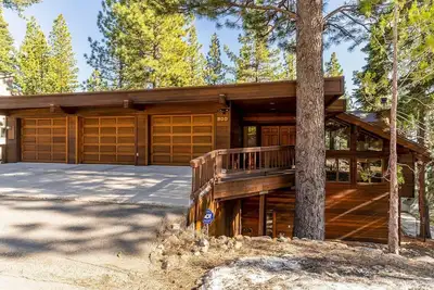 Image de Tahoe Pines, enjoy the outdoors this home has to offers