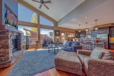 Image de Residences 3 Bdrm Bugaboo Plus Condo: Unit 11 *Pet Friendly