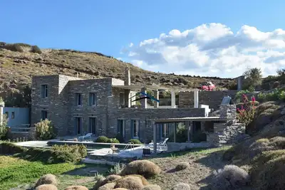 Image de Luxurious villa, with a swimming pool and close to a sandy beach.