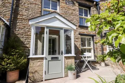 Sunny Bank, pet friendly, character holiday cottage in Brookhouse