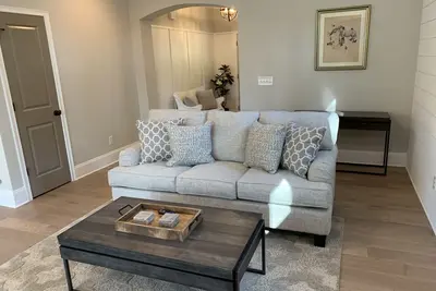 Image de Fully Fenced & Fitted 4br Near LakePoint Sports