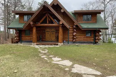 Image de Custom Log Home located on Pristine Grindstone Lake