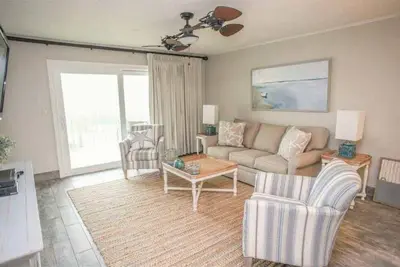 Image de The Islander 216 Seasonal Complimentary Seasonal Beach Service - Heated Pool