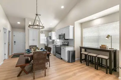 Image de Luxury 2 Bedroom Condo - The nicest at Eagles Nest -Updated! - Close to Sdc! | 2-5