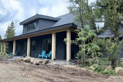 Image de Luxurious, modern 5 bedroom/4 bathroom cabin nestled in the pines. Sleeps 16.