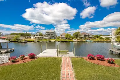 Image de Mama's Pride - 3br Home on the Canal - Boat Dock & Sound Views!