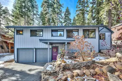 Image de Bright, airy home near lake and skiing.