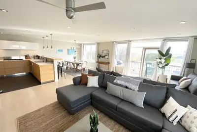 Image de Marina View\/Rooftop deck! Walk to Silver Beach\/downtown! 2 Restaurants nextdoor