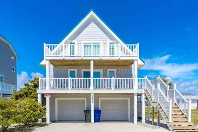Image de Mahalo-4 Bedroom Second Row Home with Large Decks near 2 Beach Accesses