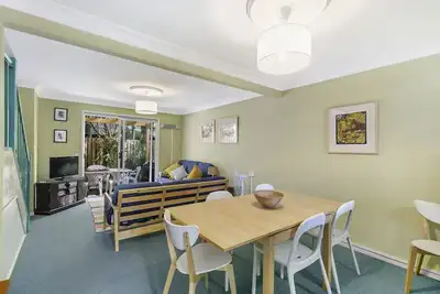 Image de 3 bedroom 2 bathroom townhouse in convenient, central Point Lookout.