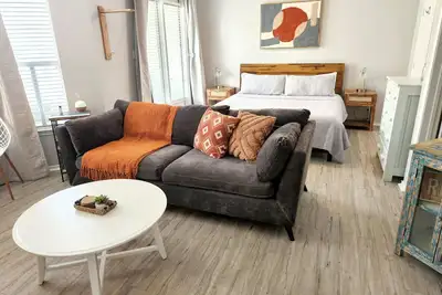 Image de Newly remodeled beach condo walking distance to the beach (pet friendly)