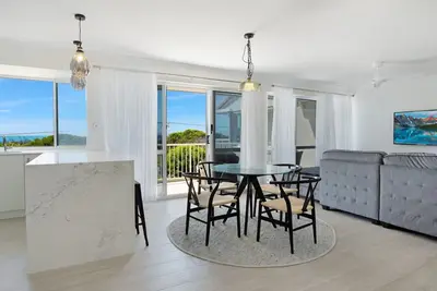 Image de Top floor unit with sea view. Pool in complex.