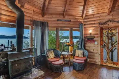 Image de Lakeside Loft | Beautiful Waterfront Log Cabin