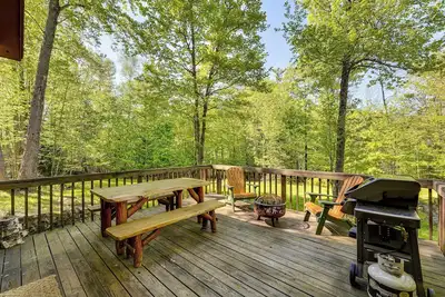 Image de Saranac Lake Cabin w/ Deck: Pets Welcome!