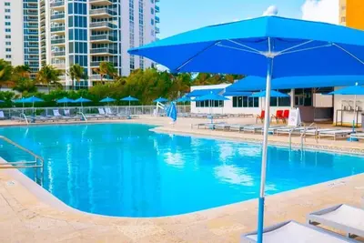 Image de Marco Polo Beach Resort on the Ocean on Collins Avenue! 2 Awesome Units, Pool