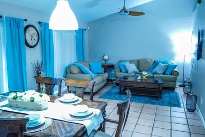 Image de Relax by the pool, casino fun just 5 mins away