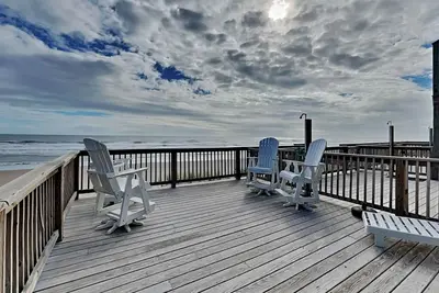 Image de You, Me, & the Sea | Beach + Pool Access