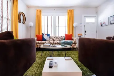 Image de 3br, Walk to South Congress | Retro Cowboy-Portoro