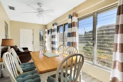 Image de New Listing Beautifully Remodeled Beach House