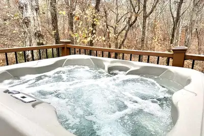 Image de Updated Cabin with Hot Tub!