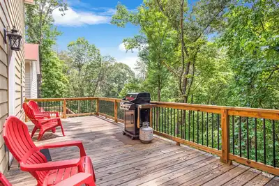 Image de ★ Scenic Mountain Views ★ Hot Tub, Grill + Games ★