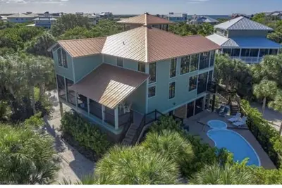 Image de Spectacular Sunsets. Private multilevel designer home with heated pool and spa