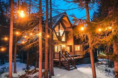 Image de Riverfront Retreat – Close to Glacier, Skiing – Private Hot Tub – River Views