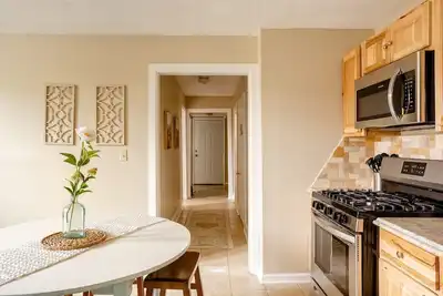 Image de Rustic 2 Story w/ Downtown Views & Private Parking