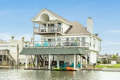 Image de 5★ Waterfront home w/ bikes & kayaks, fire pit! Amazing underwater fishing light