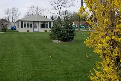 Image de Open concept 2 bedroom ranch with attached garage and deck