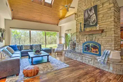 Image de 16-Acre Ranch in Pilot Point w\/ Private Pond & Spa