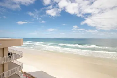 Image de Ocean views with all the Amenities! No Drive Beach!