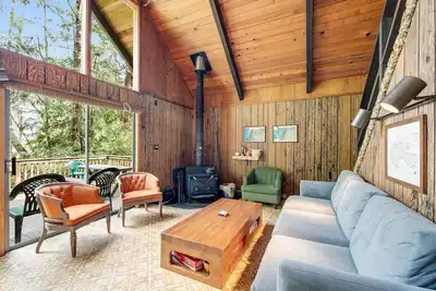 Image de Dreamy Island Cabin W/ Lofted Layout, Wood Stove, Shared Pool & More - 1 Dog Ok