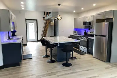 Image de New Open Concept Modern Getaway Near Beaches