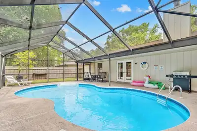 Image de Stylish Pool Home w/ Grill by Gnv's Best Dining!