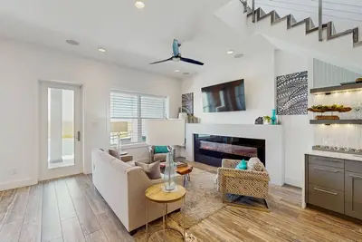 Image de Waterfront townhome with dock, canal view & fireplaces - walk to beach