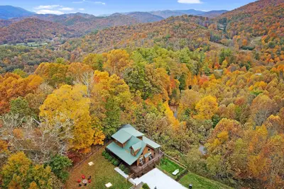 Image de Vista View - mountain views, hot tub, game room, fire pit, fenced in yard