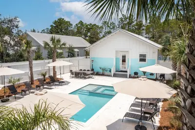 Image de Backyard Bliss - Heated Private Pool, Hot Tub, Bike to Shops, Beach and Dining!