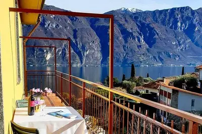 Image de Appartamento Mariele: A bright and sunny two-story apartment situated on a promontory facing the lake, with Free Wi-Fi.