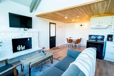 Image de Cozy Chalet in Ocean Shores located within steps from the beach