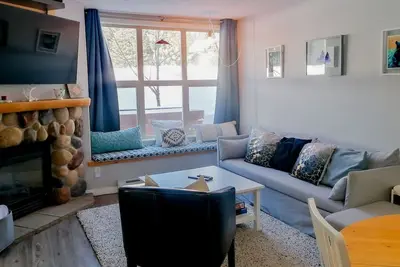 Image de Renovated Multi Level Condo Close to Village | Access to Ski-Out Trail | Private Hot Tub | Fireplace