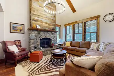 Image de Large, 3 Suites, Mountain Views, Gorgeous Location. Gas Grill, Washer/Dryer