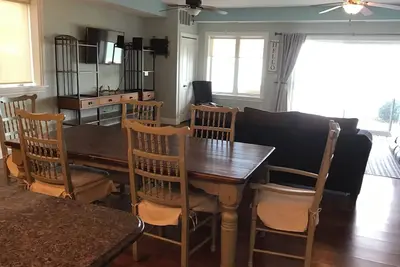 Image de Beach Level Lake Front Condo L02-5 Queen beds, stay before May 18 rent 3 get 4