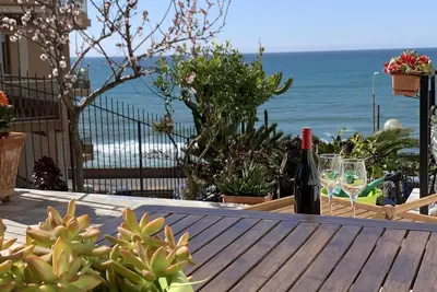 Apartment 50 meters from the sea with parking space.