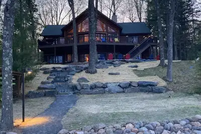Image de Exceptional Round Lake Cabin! !